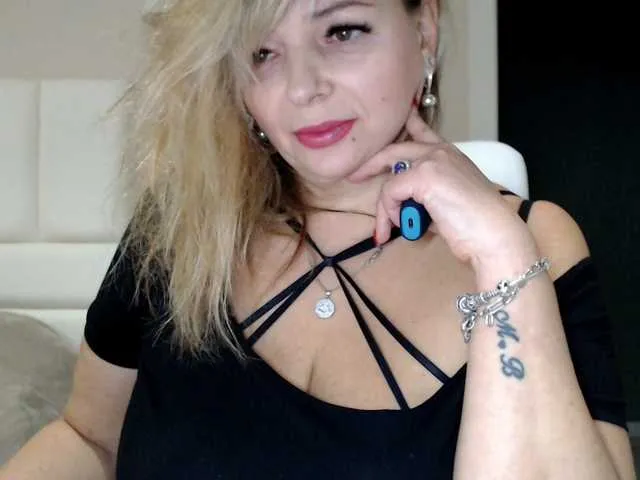 aniutkamau webcam stream