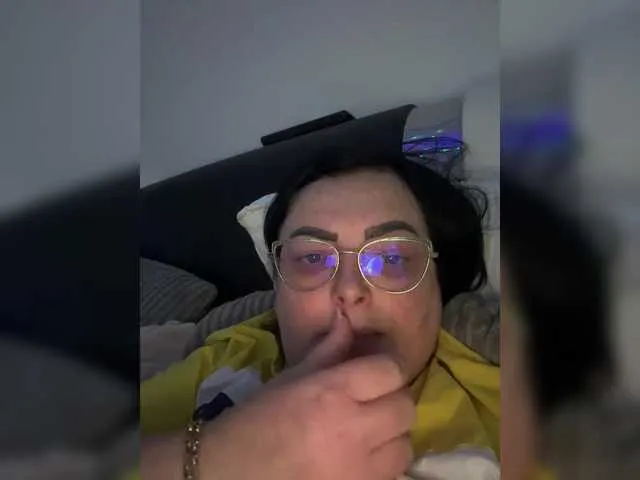 Emyllywhite webcam stream