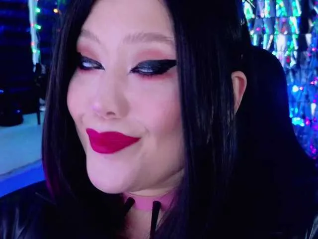 Laura-Wicked Image 4