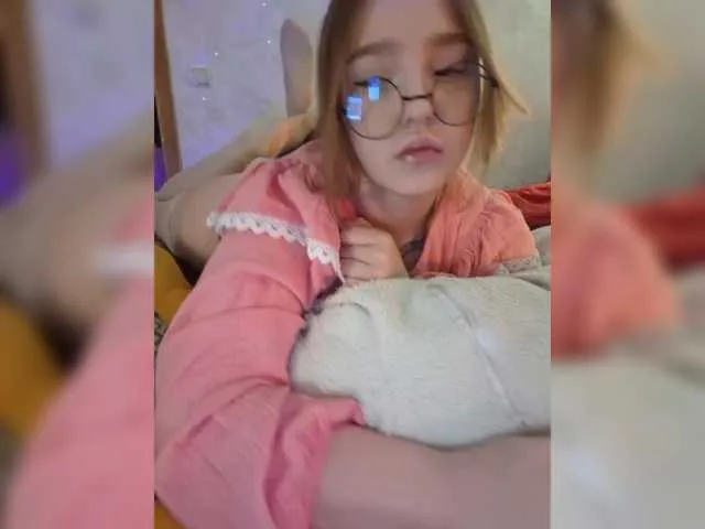 LittleDelora webcam stream